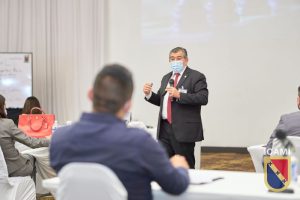 Gerente dando charla