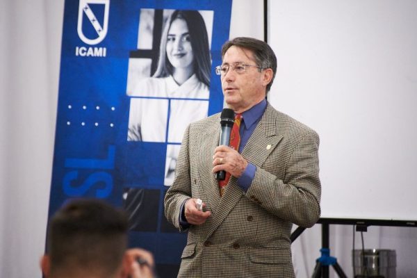 Hombre en conferencia charlando