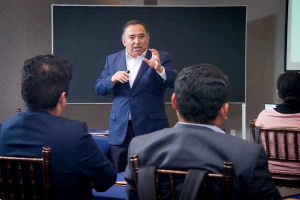 Profesionales charlando
