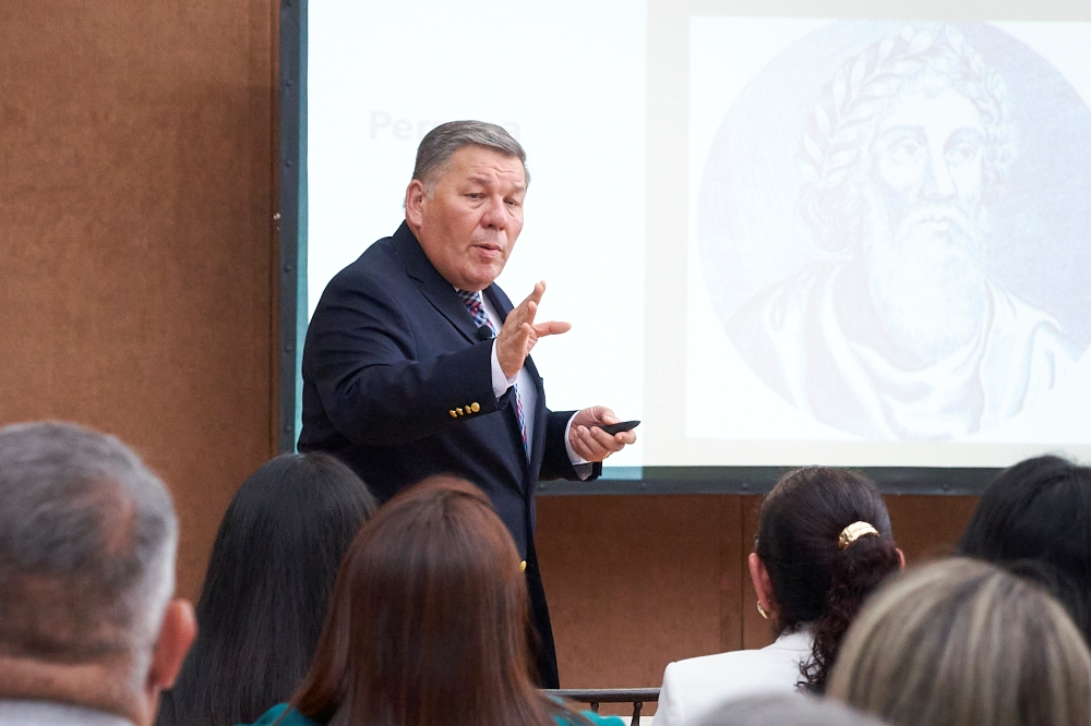 Profesional en charla