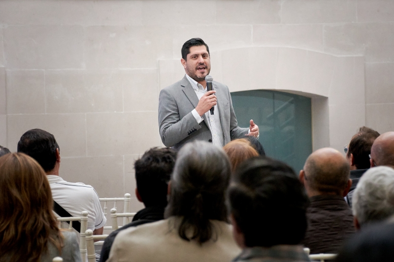 Profesional charlando