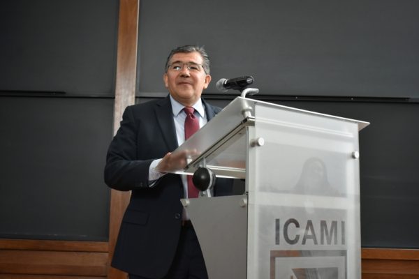 Profesional charlando