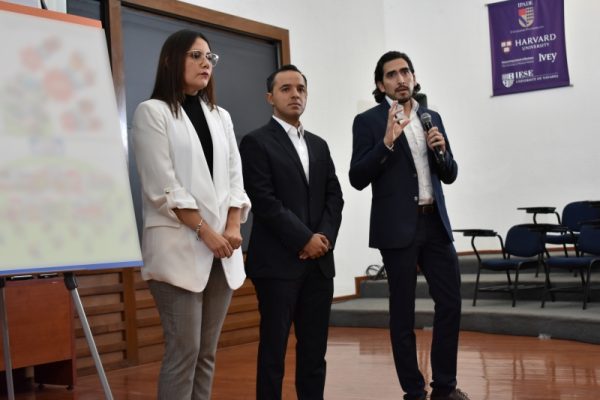 Profesionales charlando