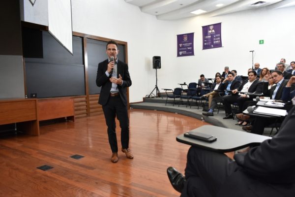 Profesional charlando