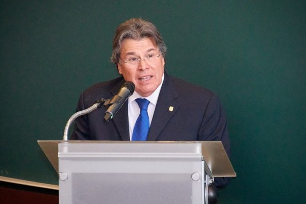 Profesional charlando